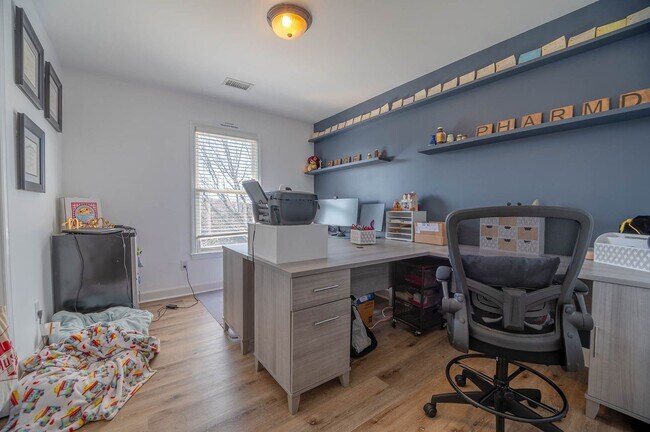 Building Photo - Spacious home situated on a fantastic cul-...