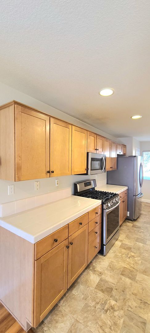 Building Photo - BEAUTIFULLY MAINTAINED SINGLE FAMILY HOME ...