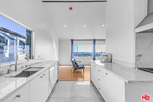 Building Photo - 3632 Amesbury Rd
