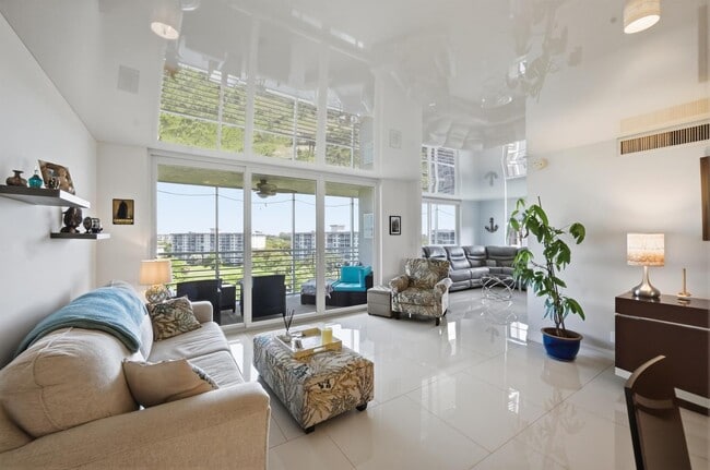 Building Photo - 4015 W Palm Aire Dr