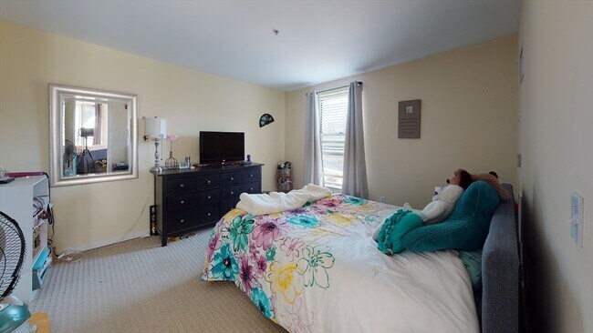 Building Photo - 16 Miner St