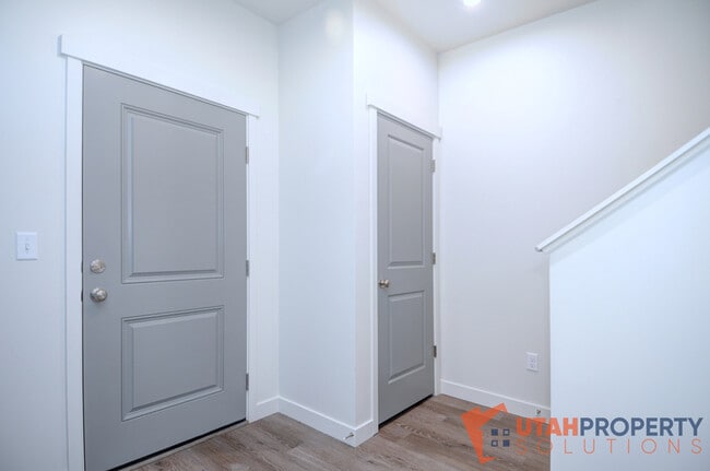Building Photo - 1006 W 430 S
