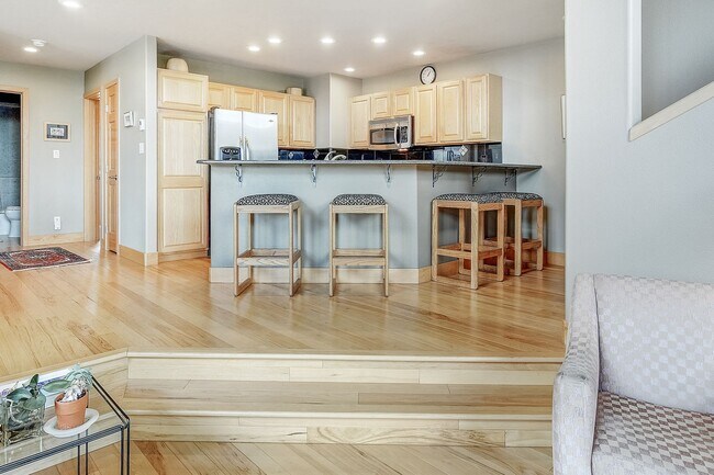 Building Photo - Year lease! Garage! Beautiful views! Great Decks!