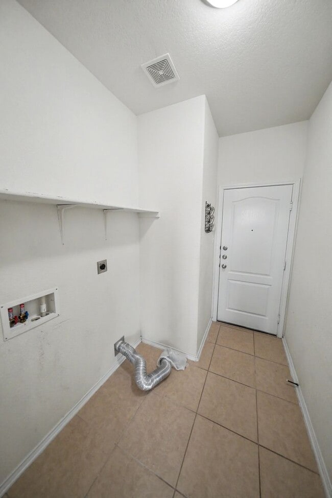 Building Photo - Spacious Live Oak Home Backing to a Greenbelt - Realtor Commission: $500