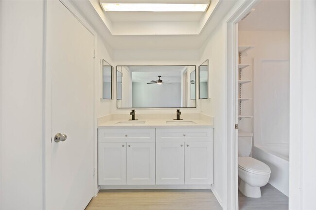 Building Photo - 2302 Green Knoll Dr