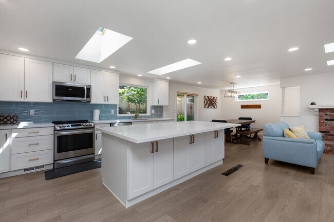 Building Photo - Beautiful 4 Bedroom Home in Richmond