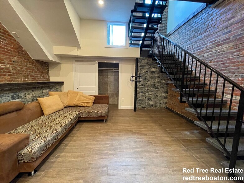 Primary Photo - 1028 Commonwealth Ave