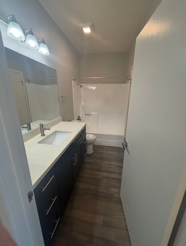 Building Photo - 1 bed 1 bath Apartment. 1st month $1500.00 credit.