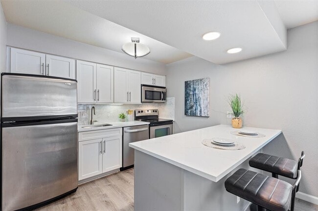 Building Photo - 7685 Northcross Dr