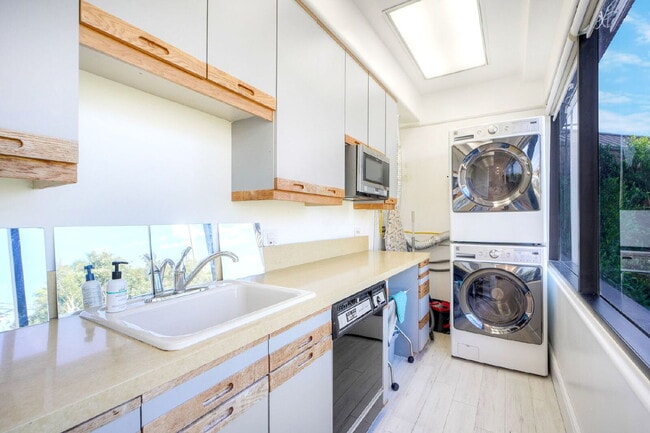 Building Photo - Live in the heart of Del Mar- where every ...