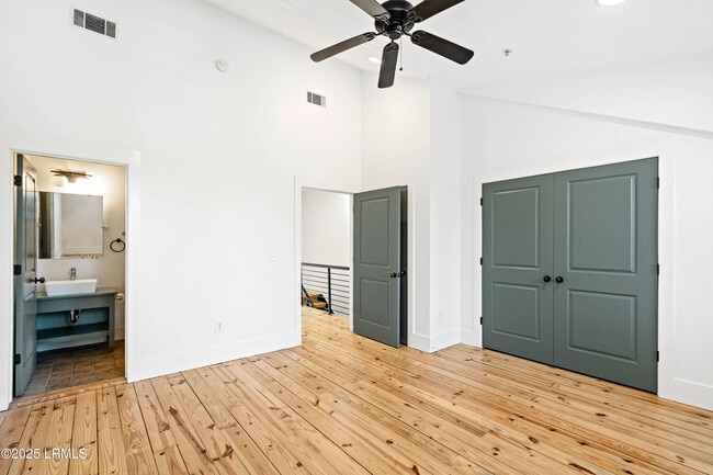 Building Photo - 7 Market