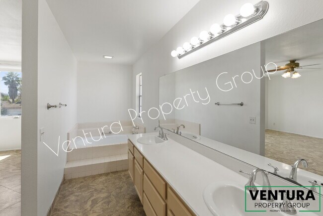 Building Photo - Spacious 4-Bed, 3-Bath Gem in Camarillo Heights