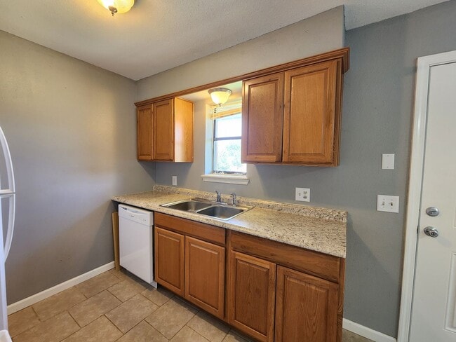 Building Photo - 3 Bedroom 1.5 Bath home in Shawnee!