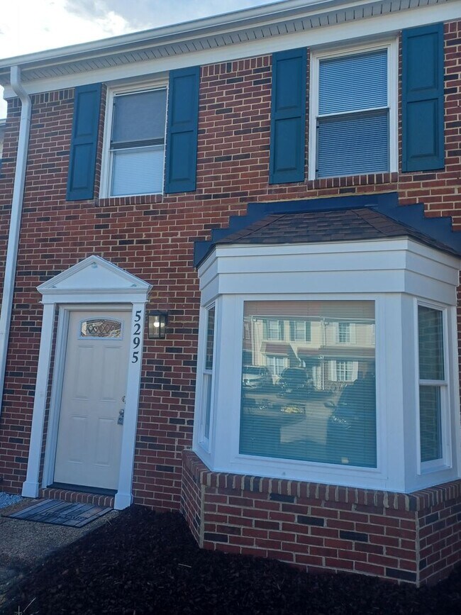 Central Location in Indian Lakes! 5295 Settlers Park Dr Virginia