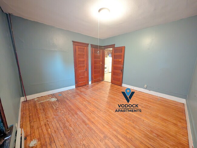 Building Photo - 582 Ferry St