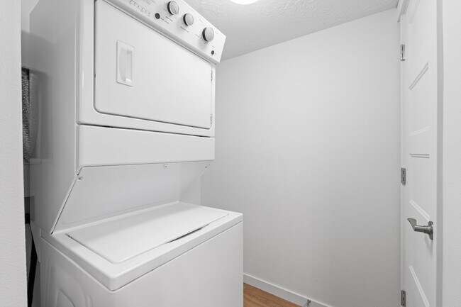 Building Photo - Modern Townhome for rent near the River Di...