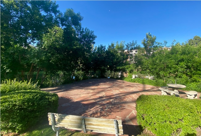 Building Photo - 501 Golden Cir