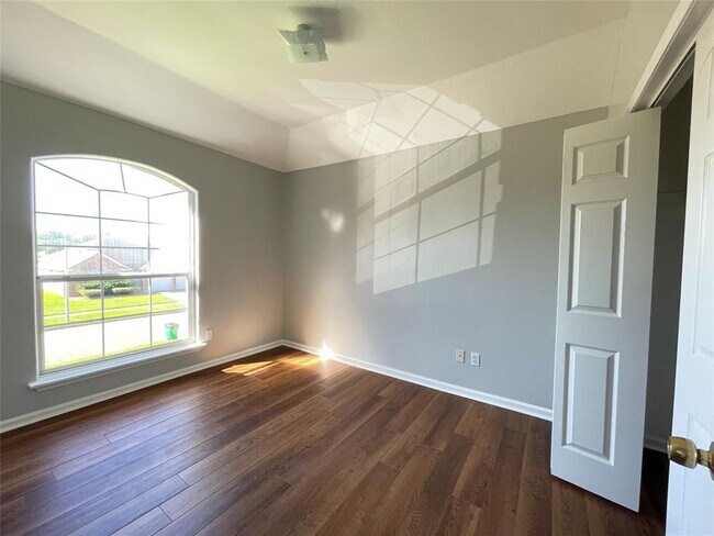 Building Photo - 6638 Chantalle Dr