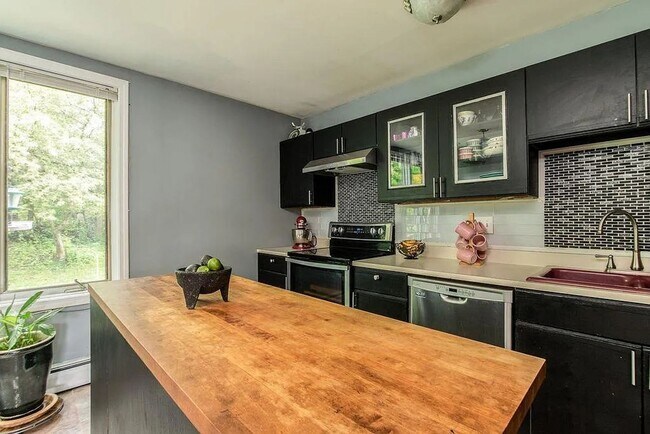 Building Photo - Townhouse for Rent – South Burlington, VT