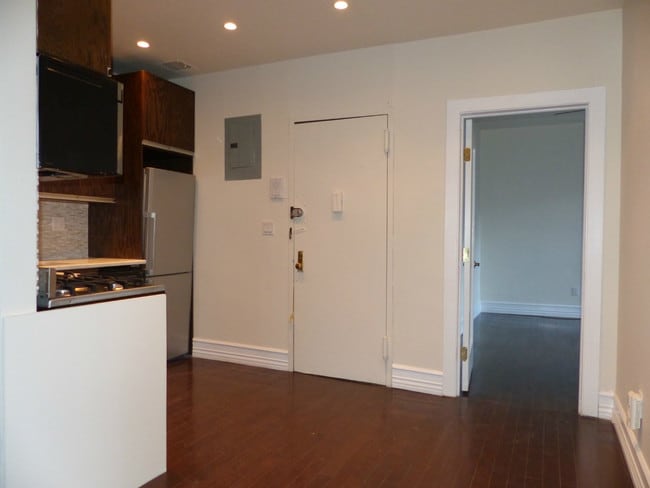 Building Photo - Stunning, Super Sunny Pre-War CORNER 1 BD,...