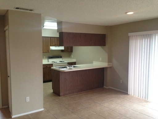 Building Photo - 2 bedroom 1 bath triplex located in the Semoran club subdivision.