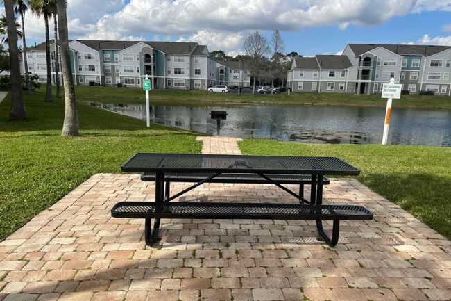 Building Photo - Beautiful 2nd floor Condo with 2 bedrooms ...