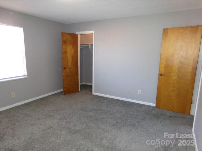 Building Photo - 1351 N 6th St