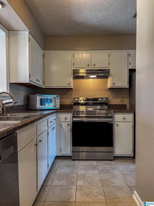 Building Photo - 1402 Applegate Dr