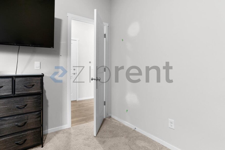 Building Photo - 1421 SW Pendleton Way