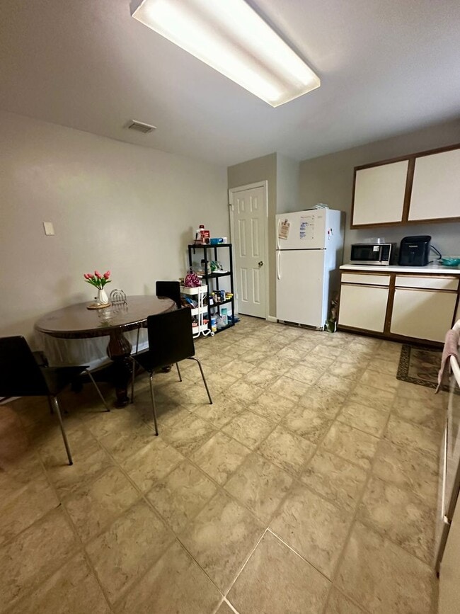 Building Photo - Prime Location Close to Virginia Tech