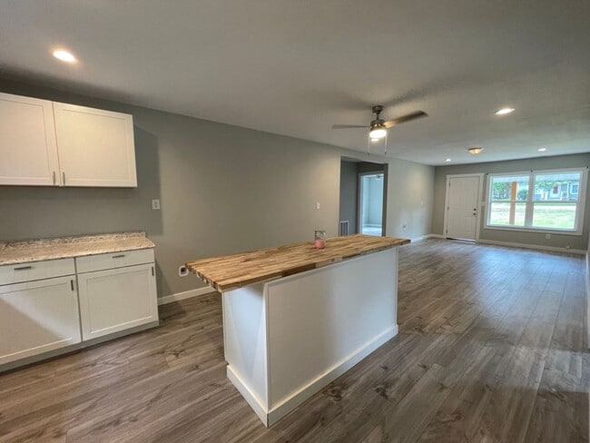 Building Photo - Beautiful 3 bedroom home available Early August!
