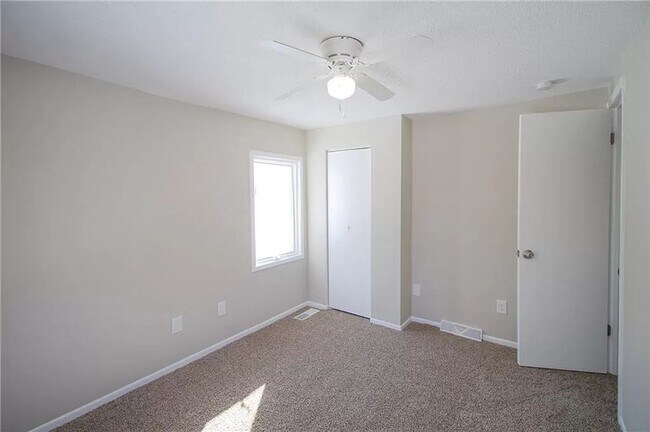 Building Photo - Updated 2 Bed 1 Bath