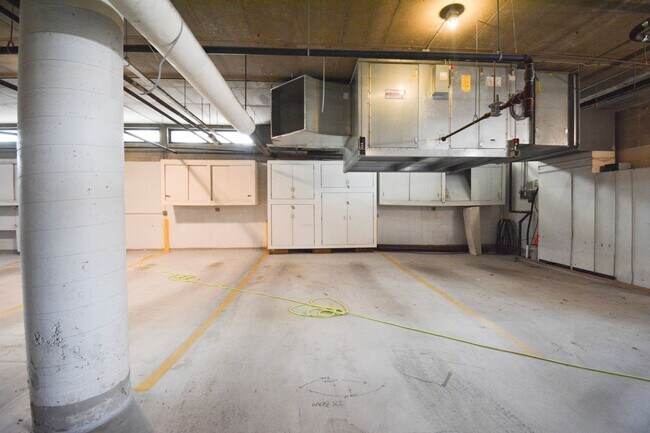Building Photo - FALL RENT DEAL! Unbeatable Views, Ample Am...