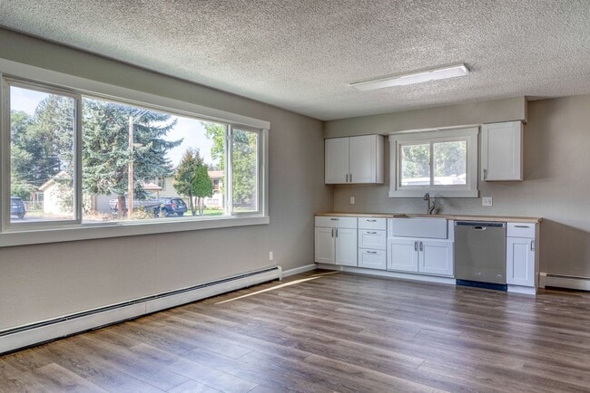 Building Photo - Beautifully renovated three bedroom with l...