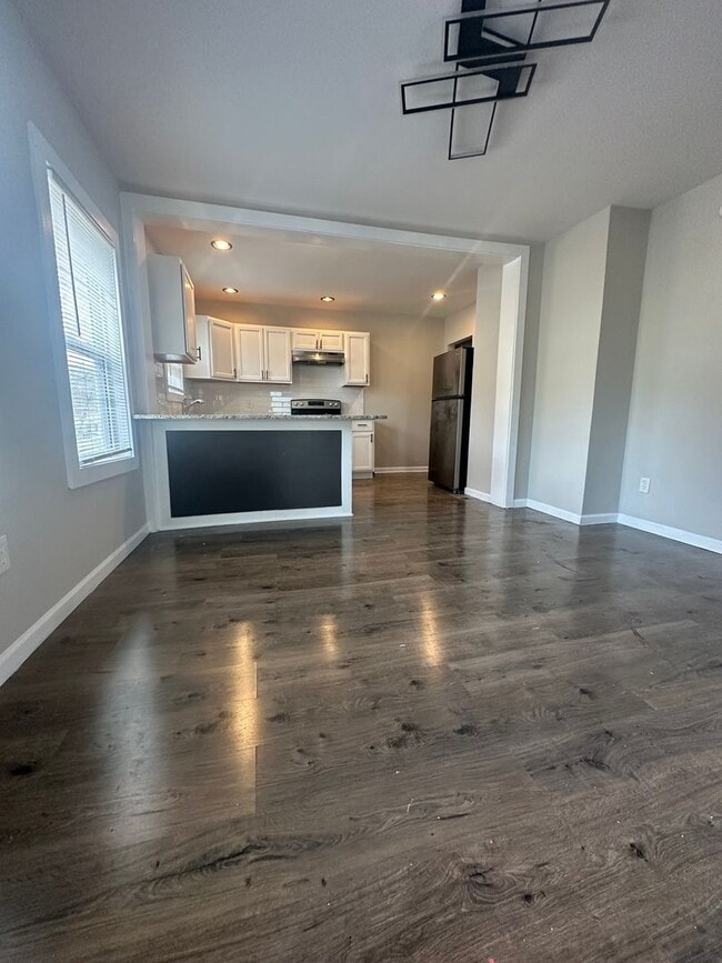 Building Photo - 4 Bedroom 2 Bath Home Ready For Move In to...