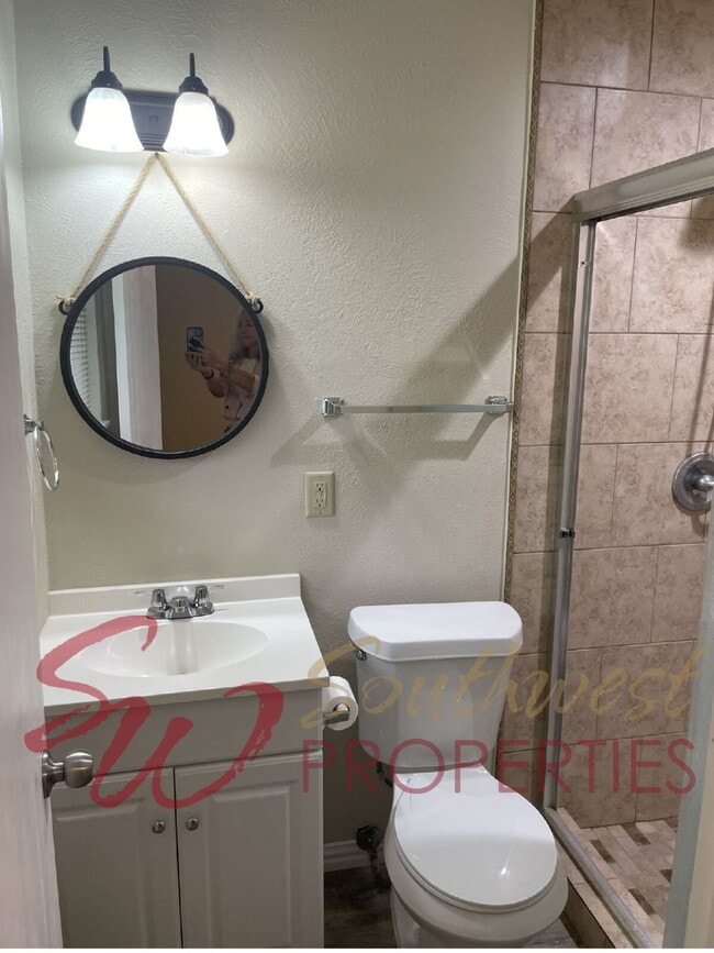 Building Photo - Charming 3 Bed / 2 Bath Home in a Quiet Central Neighborhood