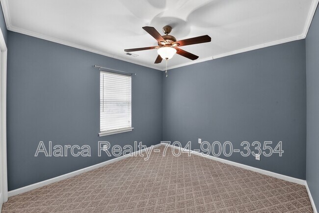 Building Photo - 290 Sweetmartha Dr