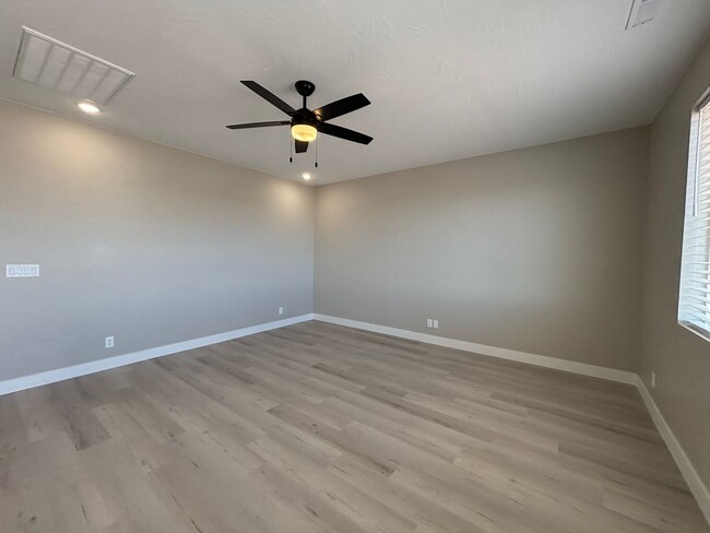 Building Photo - SPACIOUS HOME FOR RENT!