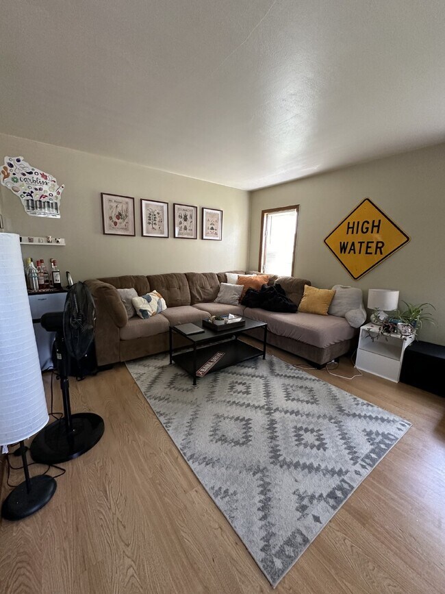 Building Photo - 1 Bedroom, 1 Bathroom with Garage - Available July 4th
