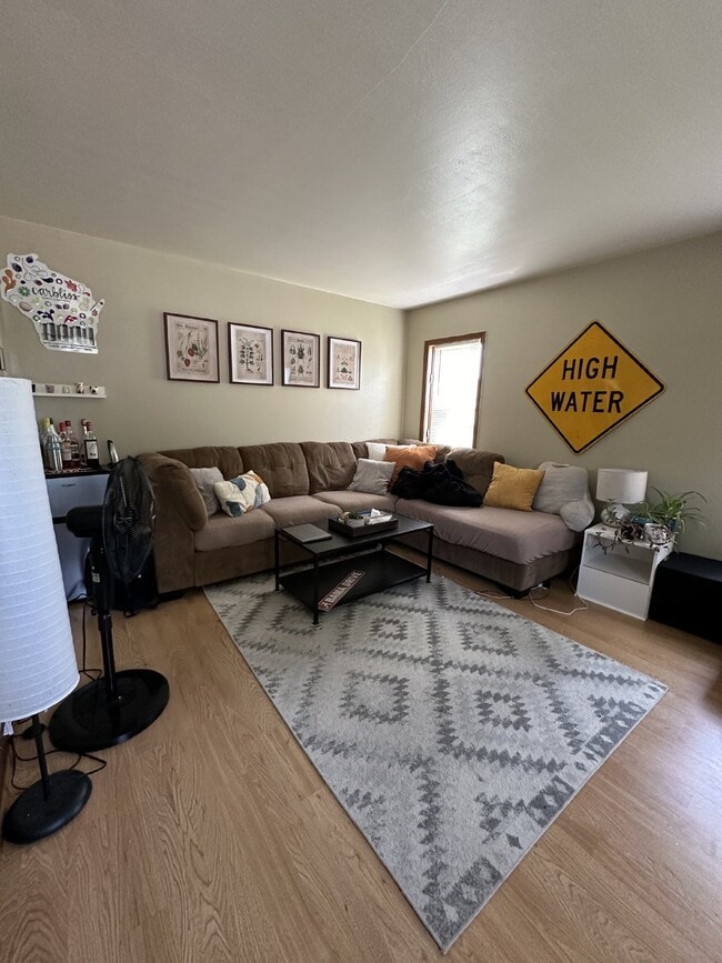 Building Photo - One Bedroom One Bath Unit in Triplex near Downtown and UWEC!