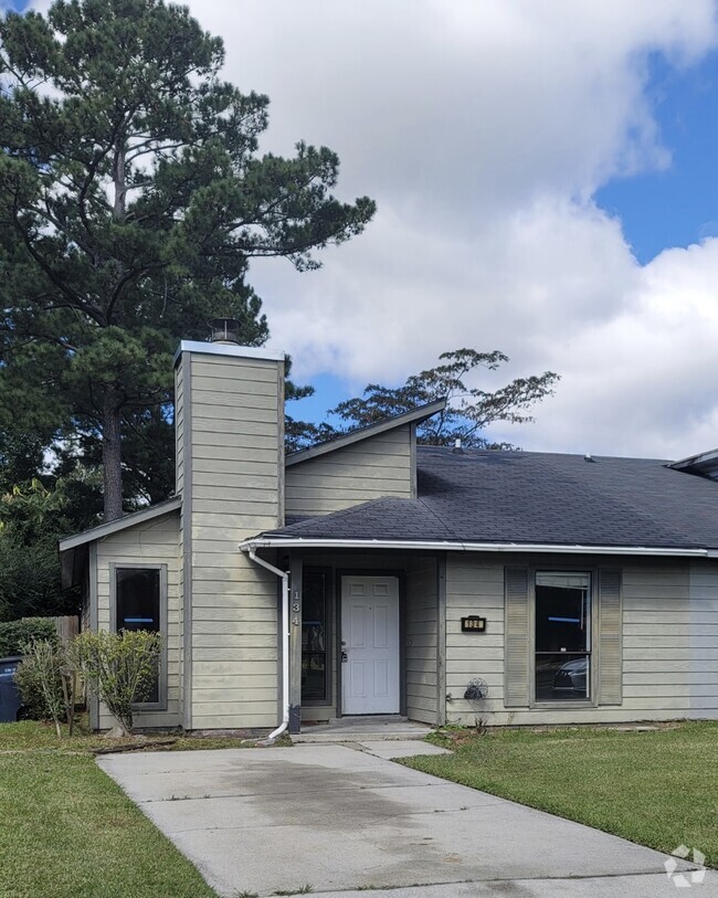 Building Photo - 134 Village Ct