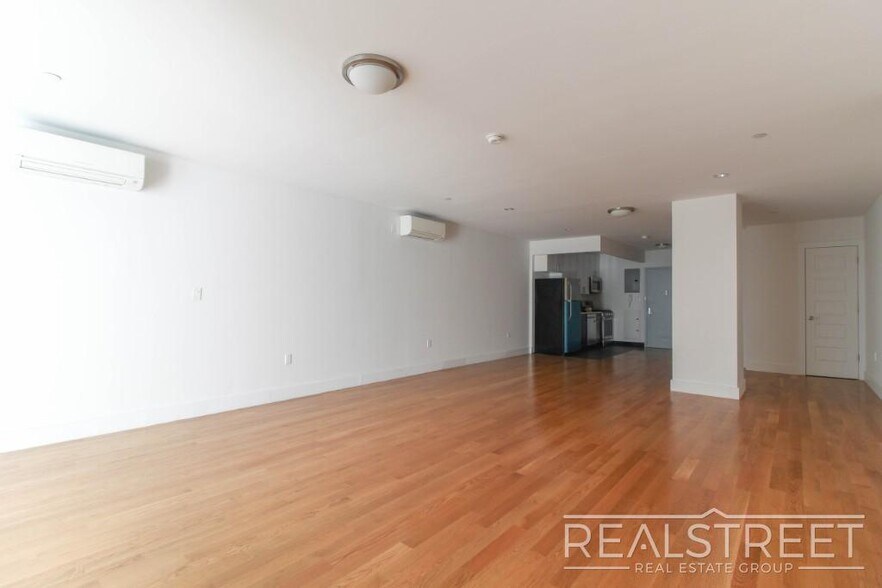 Building Photo - LUXURY LOFT in Queens!
