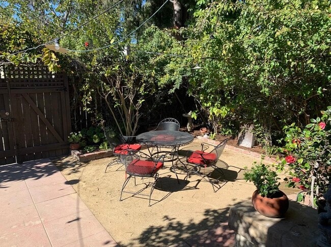 Fenced front yard - 1124 Manzanita St