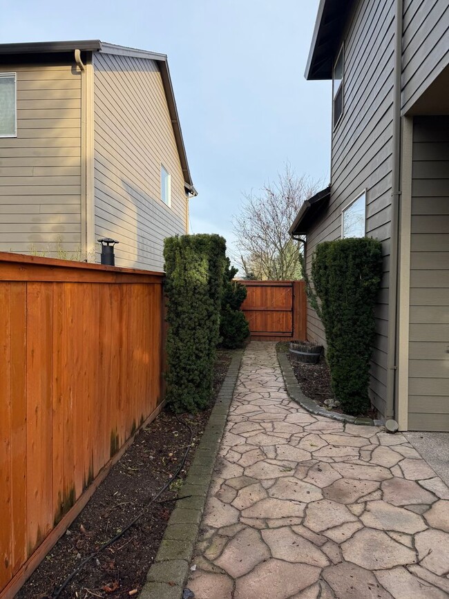 Building Photo - Goregous 5 Bedroom Home! Great Location! Vaulted Ceilings! Fenced Yard! 3- Car Garage & More!