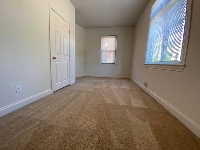 Building Photo - Spacious Four Bedroom in Squirrel Hill! Close to CMU! Ample Natural Light! Call Today!