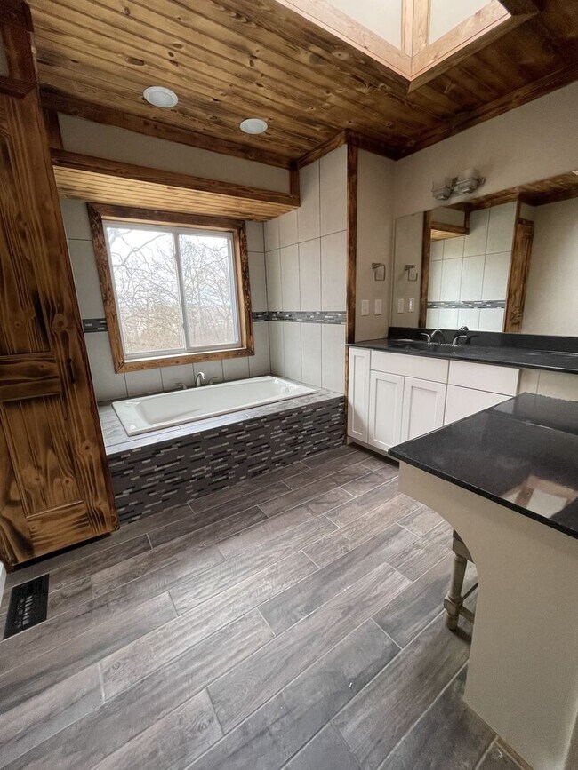 Building Photo - FOR RENT! 6 Bedroom 3 Bathroom in Moscow Mills, MO!