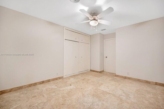Building Photo - 5305 SW 62nd Ave