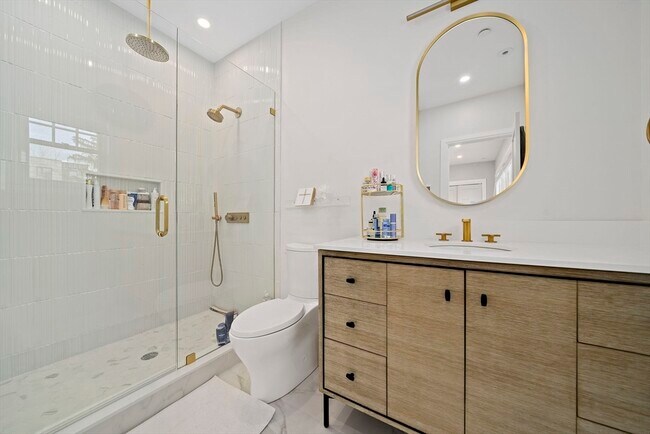 Building Photo - 144 Linden St