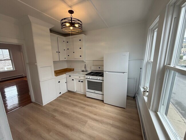 Building Photo - 7 N Green St