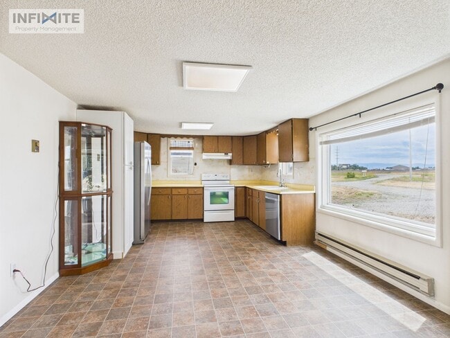 Building Photo - Spacious 3-Bedroom Home